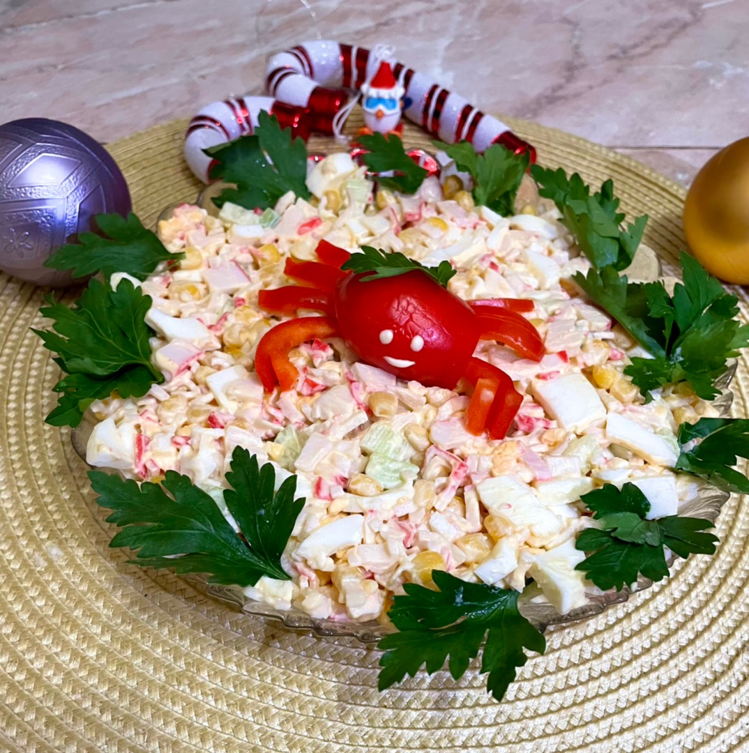 Салат с крабовыми палочками и яйцом