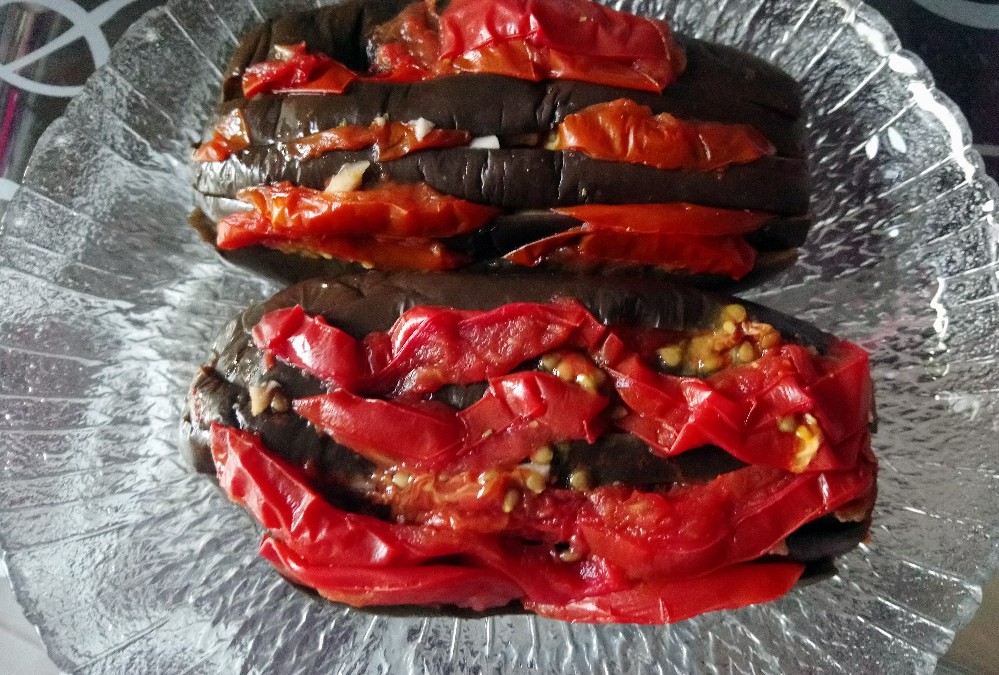 Баклажаны, запечённые с помидорами и чесноком