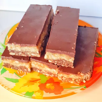Шоколадно-ореховый десерт из печенья без выпечки