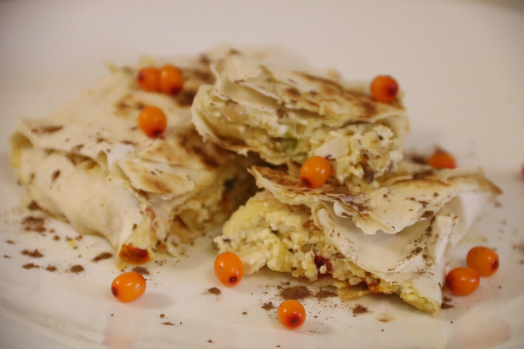 Рулет из лаваша с творогом, ягодами и орехами