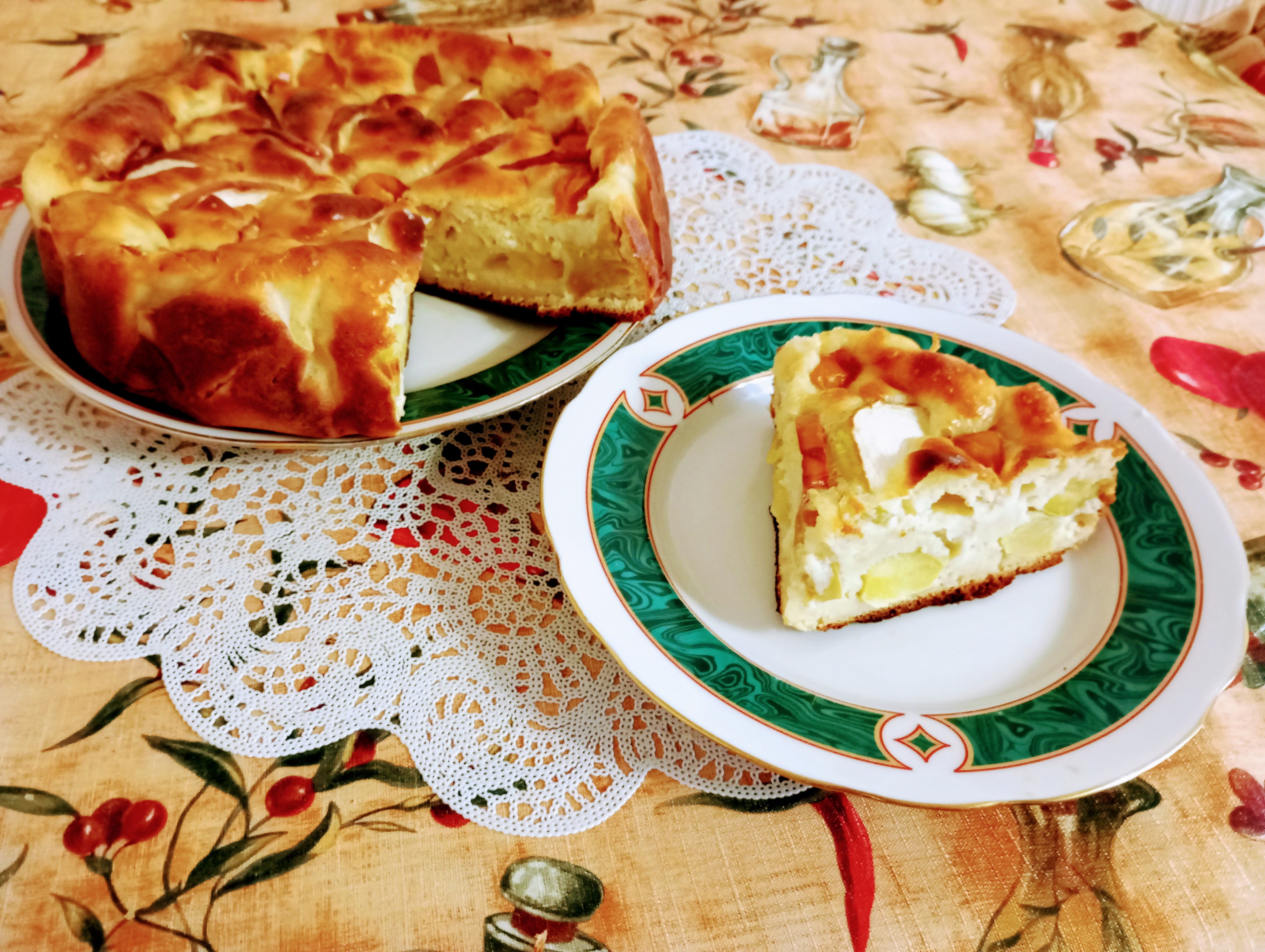 Творожная шарлотка с яблоками и нектаринами