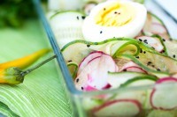 Легкий летний салат с огурцом, редисом и кунжутом