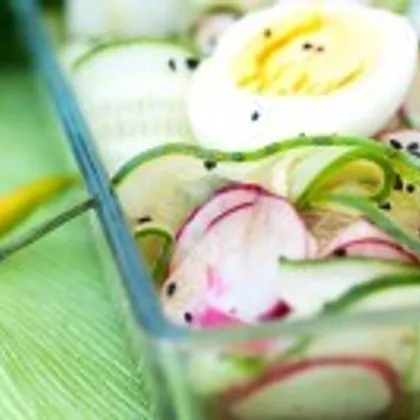 Легкий летний салат с огурцом, редисом и кунжутом