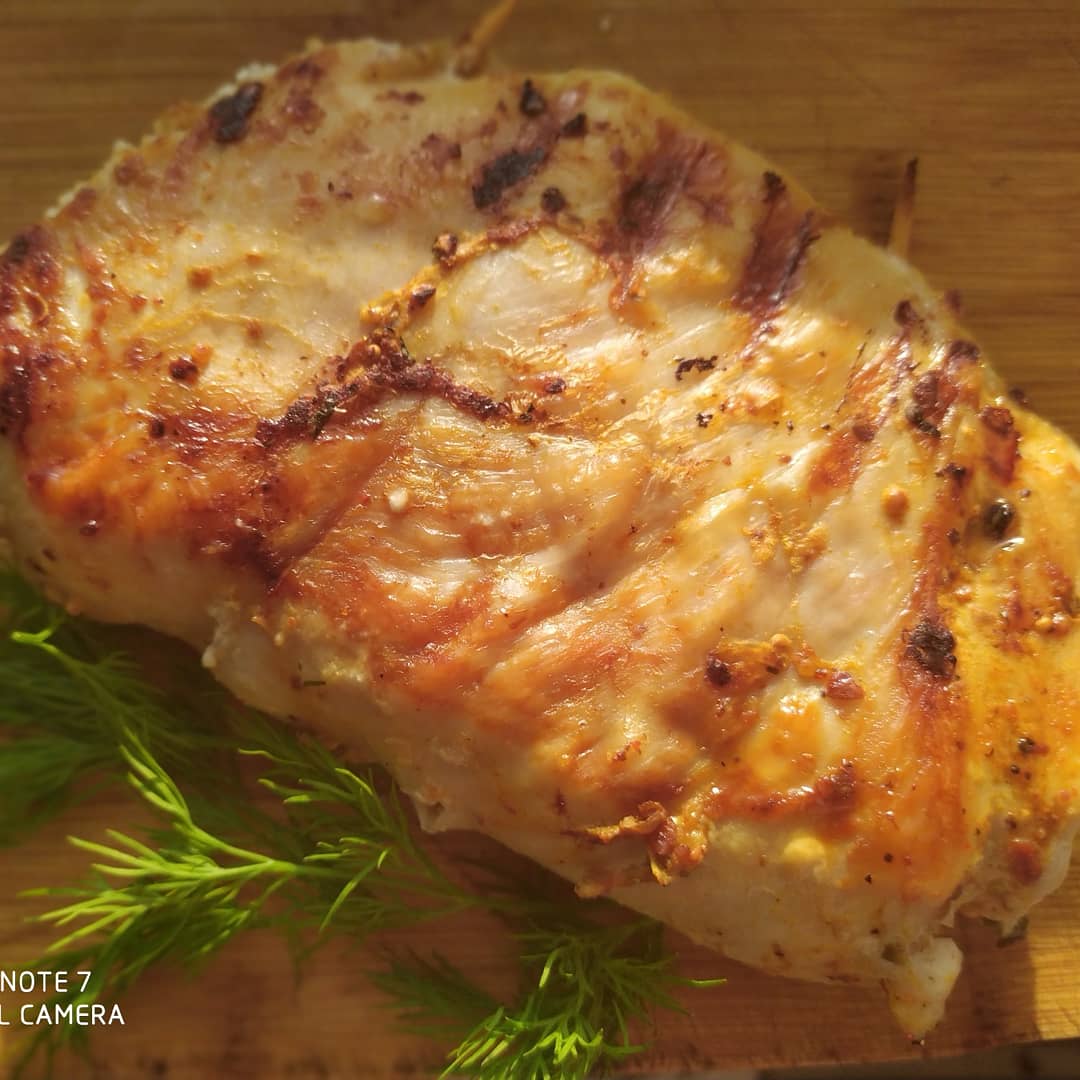 Вкусные куриные грудки с помидорами и сыром в духовке: рецепт - Лайфхакер