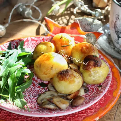 Молодая картошка с грибами и розмарином на сковороде