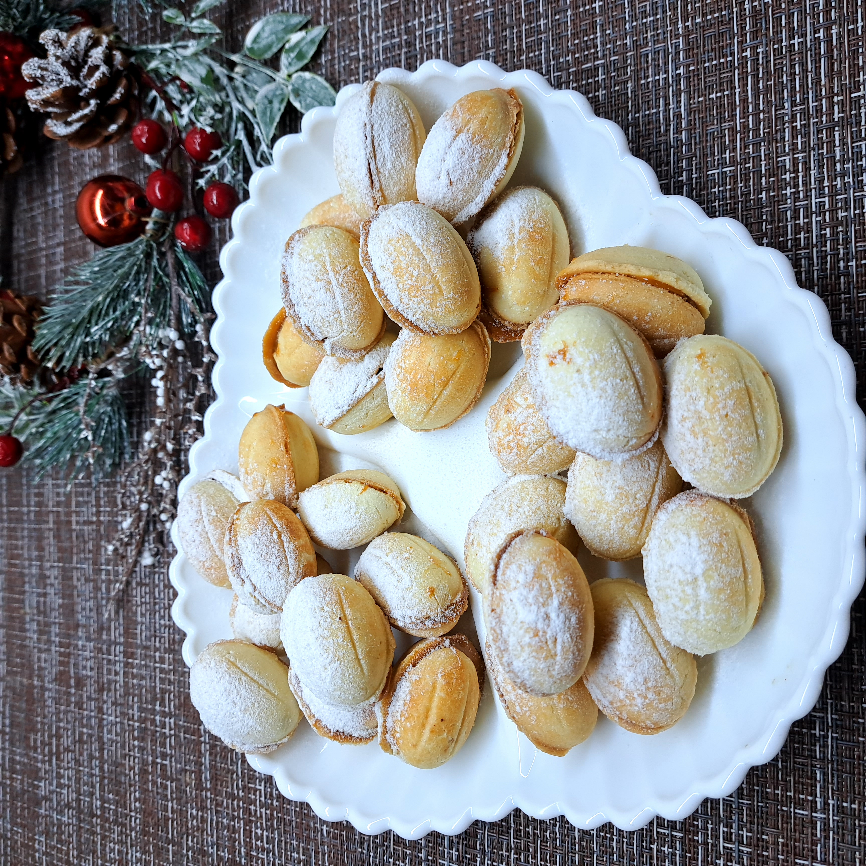 Орешки с вареной сгущенкой