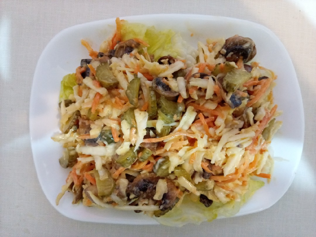 Овощной салат «Летний» с сельдереем и консервированным горошком