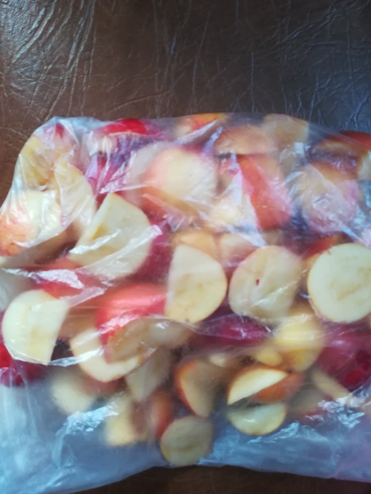 Яблочные дольки, запеченные с корицей и медом