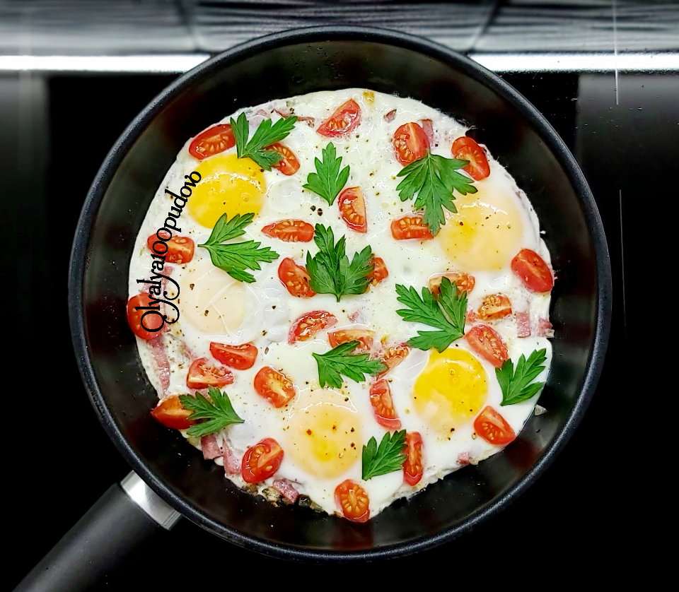 Рецепт: Яичница с помидорами и колбасой | Вкусный быстрый завтрак