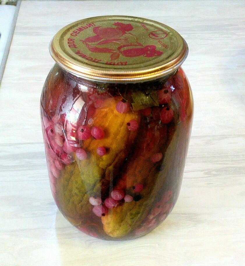 Огурцы, маринованные с красной смородиной