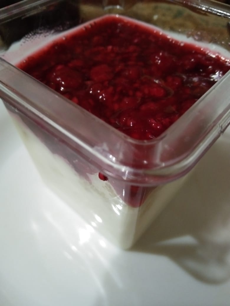 Десерт с малиной