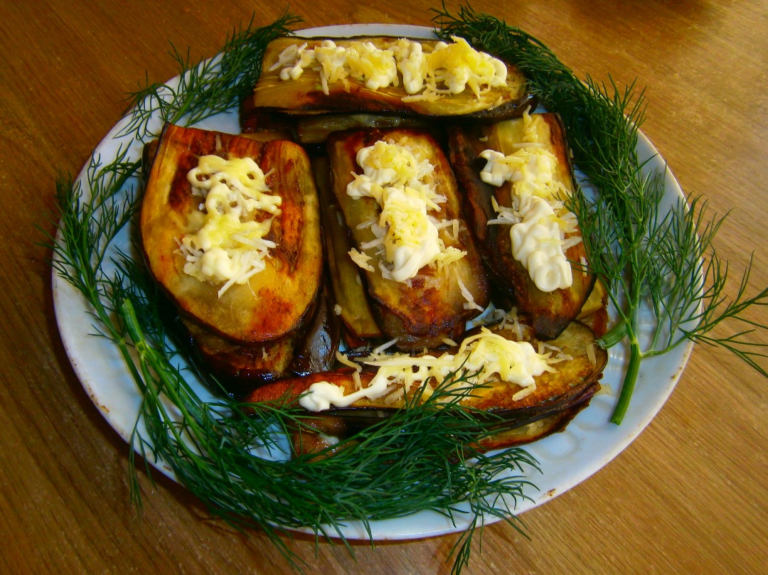 Баклажаны с сыром, чесноком и помидорами рулетики