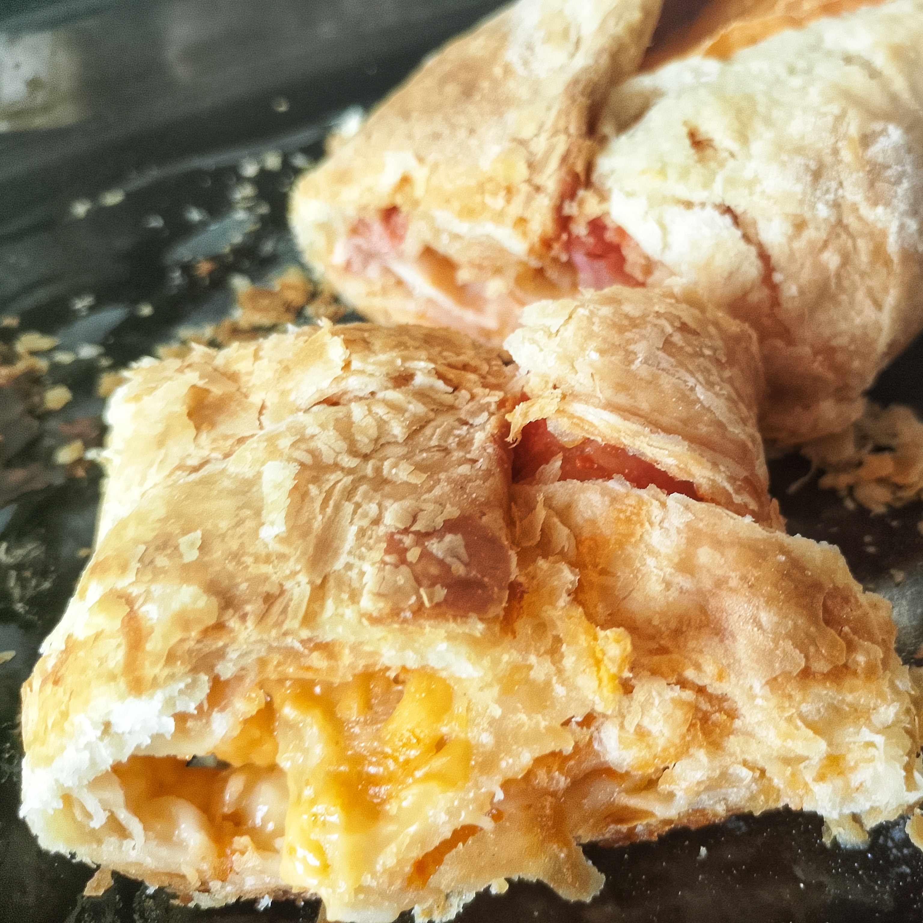 Рулет из слоёного теста