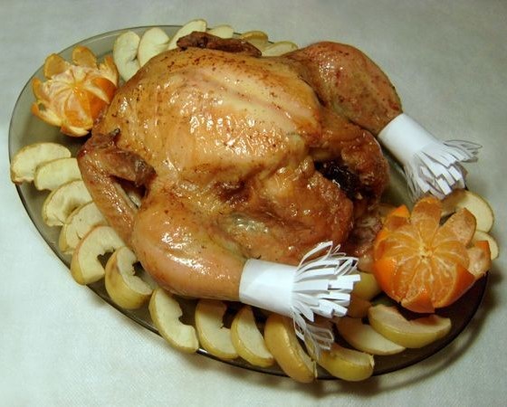 Запеченная курица с яблоками и черносливом – кулинарный рецепт