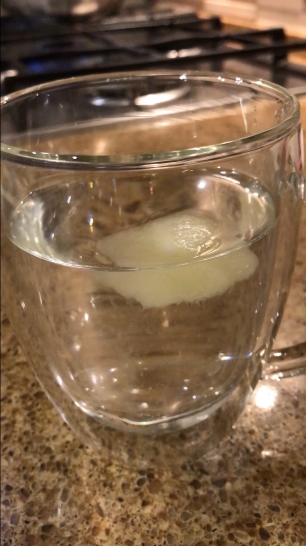 Вода с лимоном, а точнее вода с замороженным лимонным соком