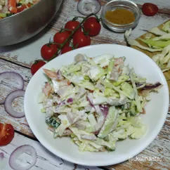 Салат с копчёной курицей и капустой