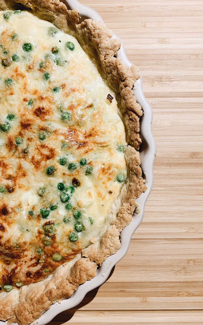 Киш с молодым горошком и луком пореем