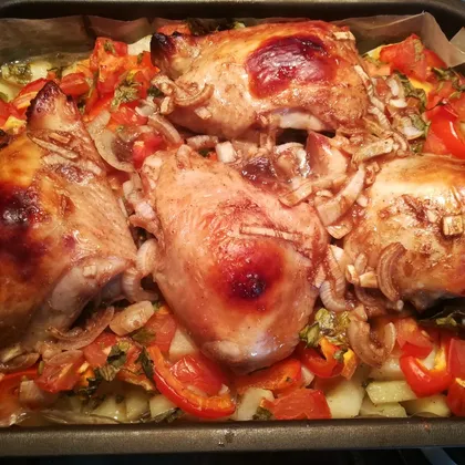 Курица запечённая с картофелем и овощами