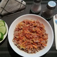 Фарш из варёных куриных желудочков в томатном соке с гречкой