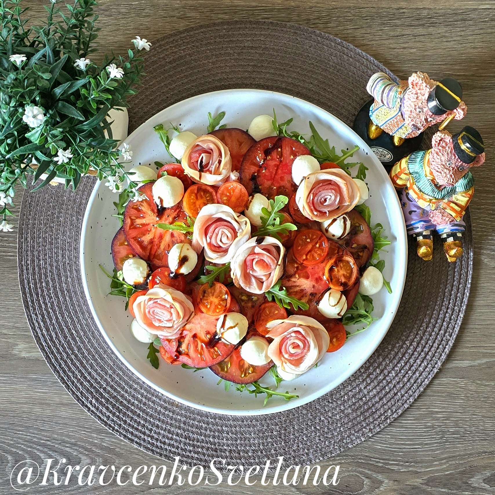 Салат с помидорами, моцареллой и хамоном