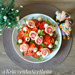 Салат с помидорами, моцареллой и хамоном