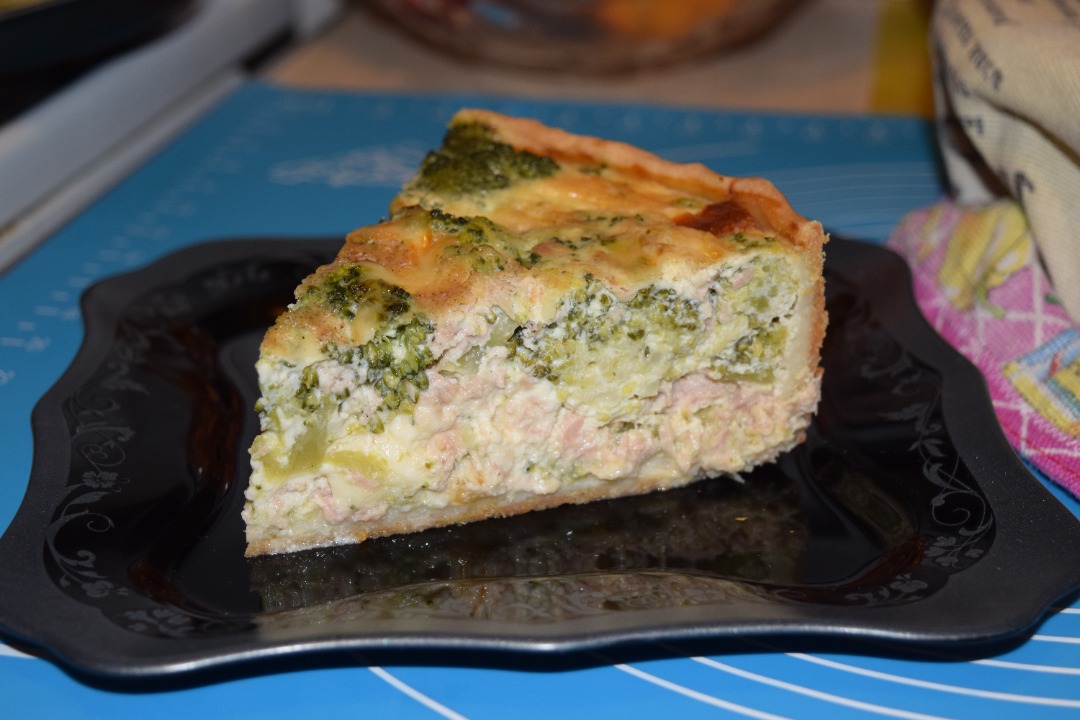 Киш с тунцом и брокколи