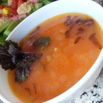 Томатный суп с базиликом и макаронами