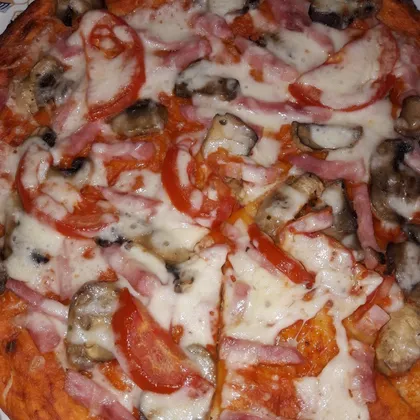 Пицца с ветчиной, грибами и сыром🍕