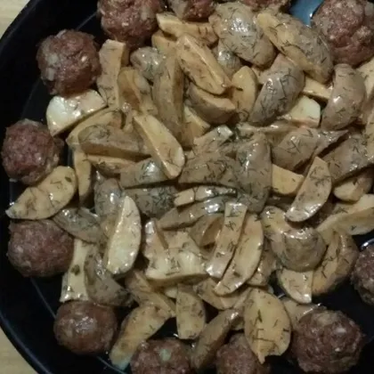 Картошка с мясными шариками в духовке