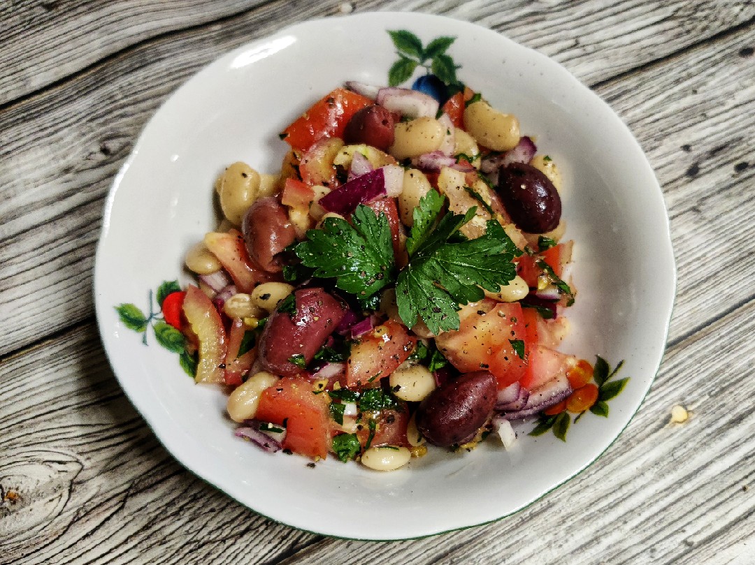 Салат из фасоли с помидором и рукколой | Рецепт | Салаты, Домашний рецепт, Помидоры