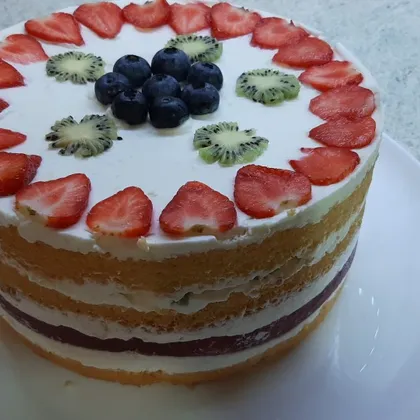 Бисквитный фруктовый торт с клубничным конфи
