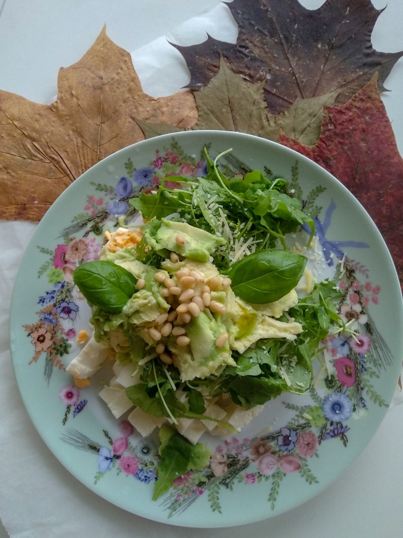 Салат с рукколой и кедровыми орешками