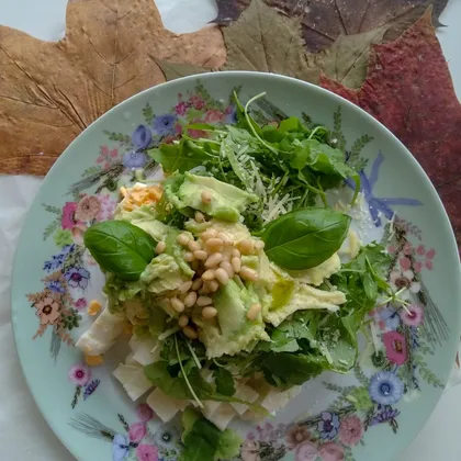 Салат с рукколой, авокадо и кедровыми орехами