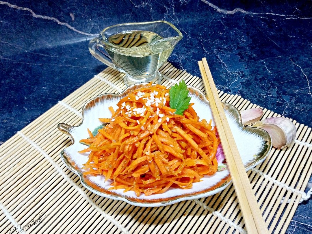 Морковь по-корейски с соусом кимчи