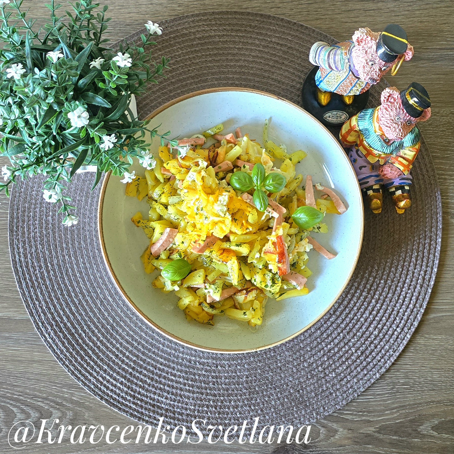 Картошка жареная с колбасой и яйцом