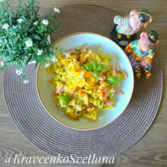 Картошка жареная с колбасой и яйцом