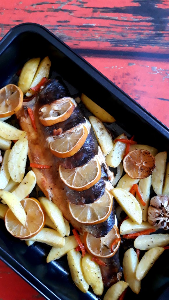 Горбуша, запеченная с картошкой, луком и лимоном 🍁🐟🍋🥔🍽🍷🍁