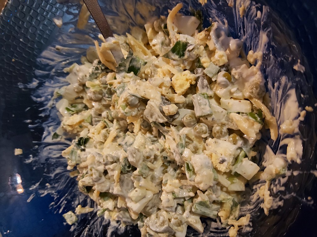 Салат из яиц и зеленого горошка