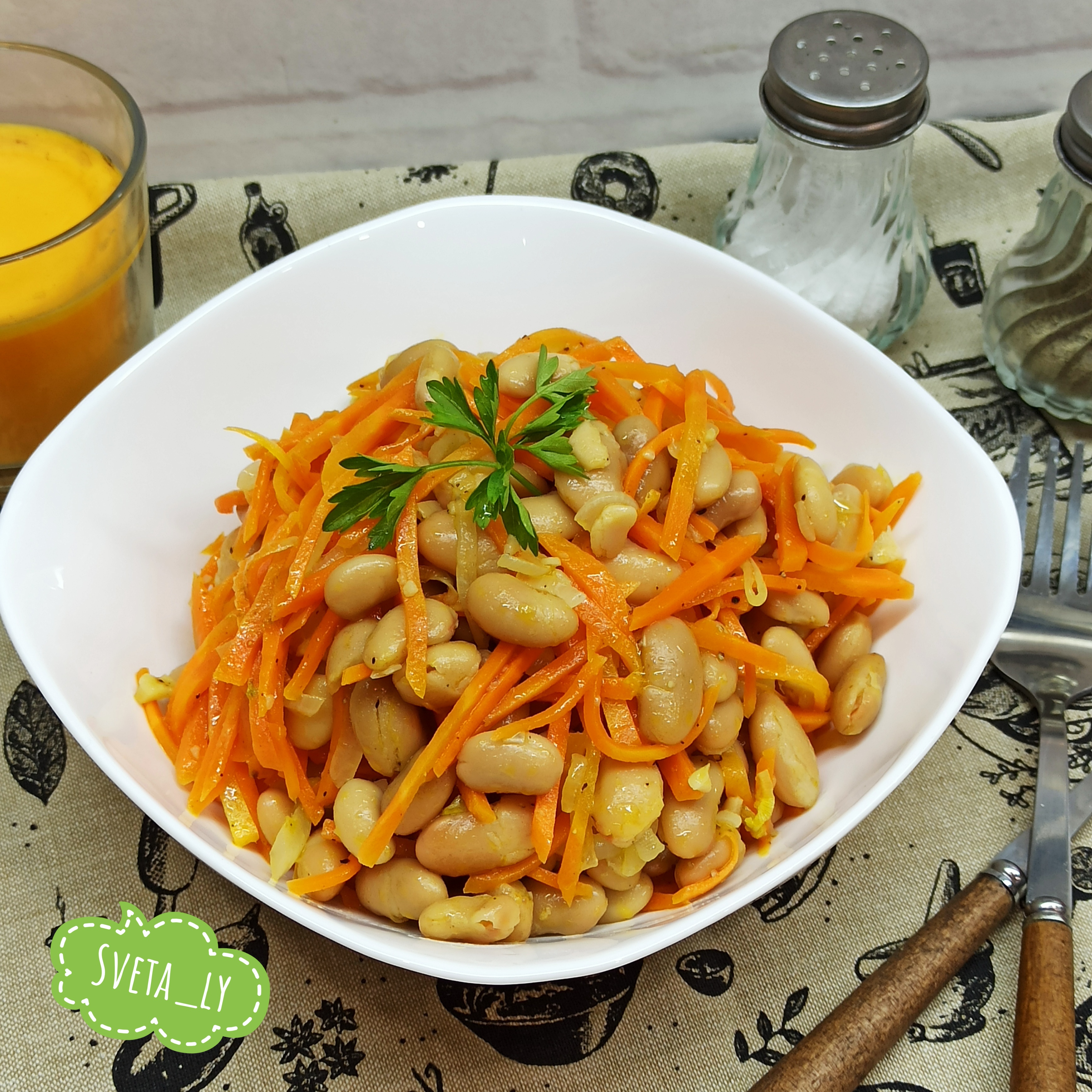 Теплый салат с фасолью, морковью и луком