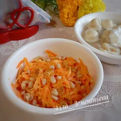 Салат из свежей моркови с изюмом, чесноком и кедровыми орешками