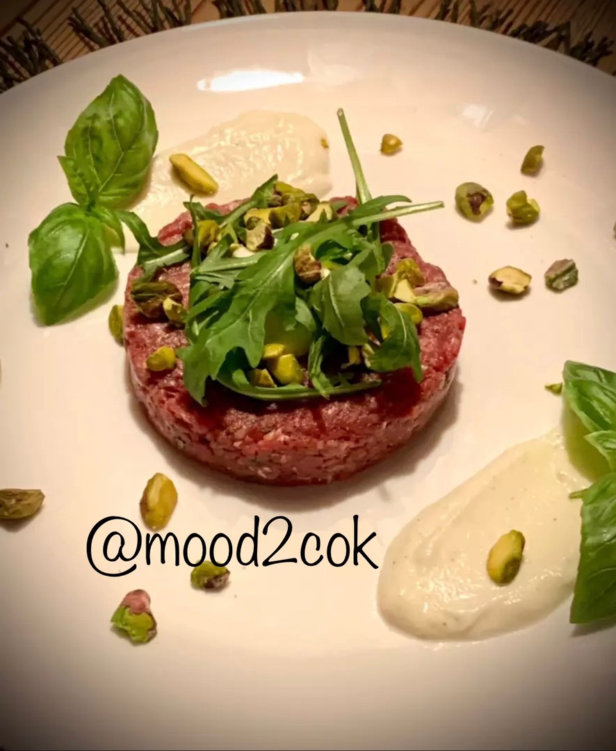 Тартар с муссом из моцареллы и фисташками TOP