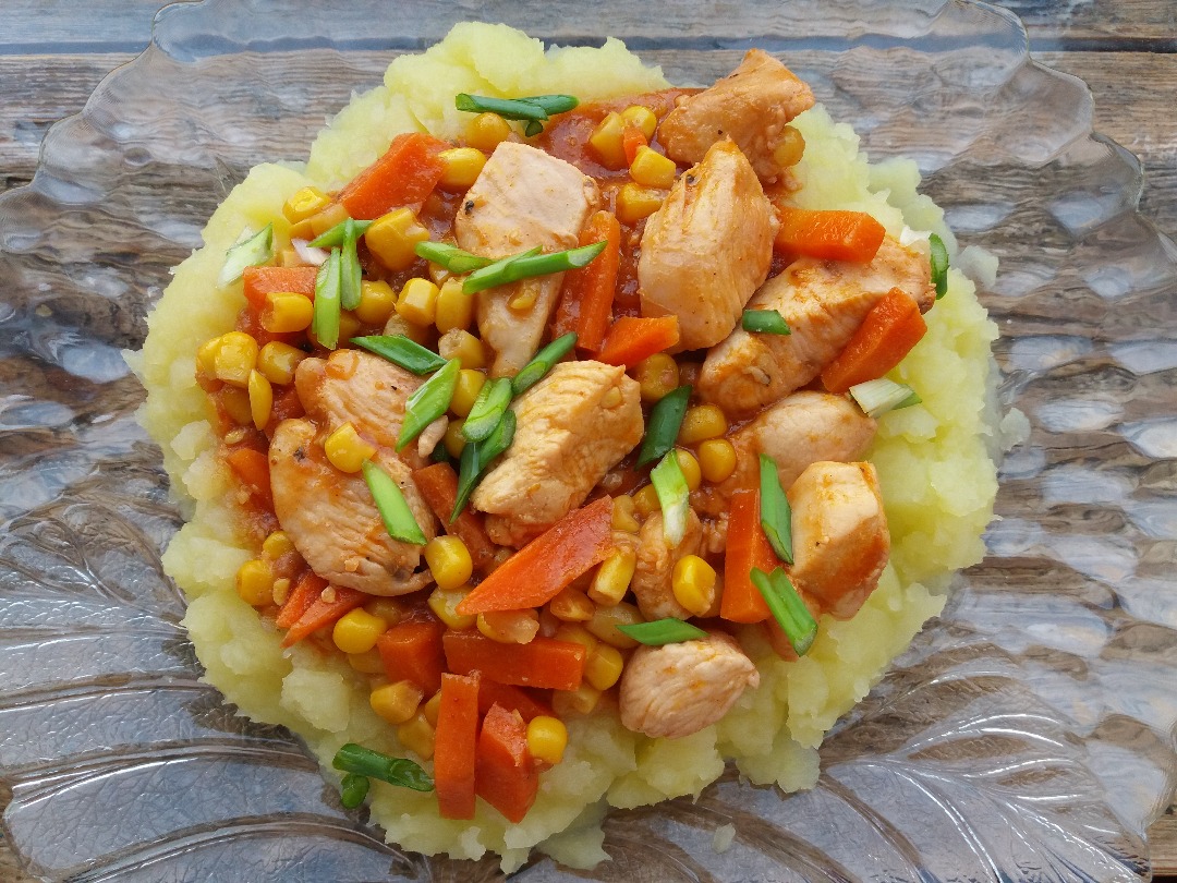 Курица тушенная в томате с кукурузой