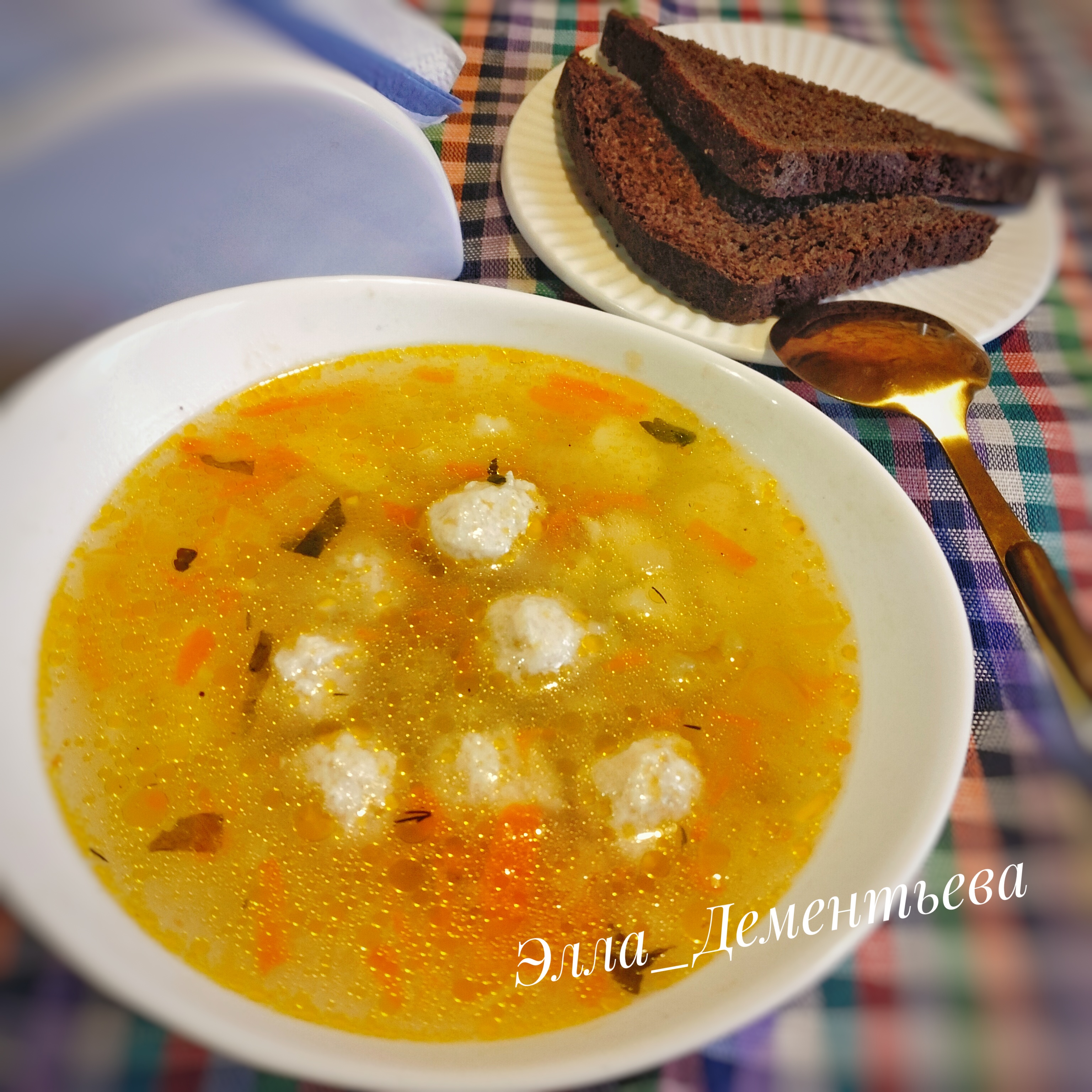 Суп с фрикадельками, рисом и сельдереем 
