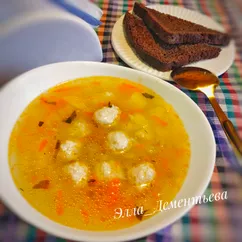 Суп с фрикадельками, рисом и сельдереем