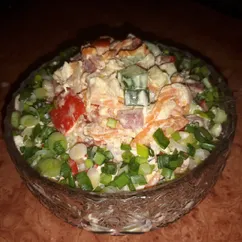 Салат с курицей и колбаской🥗