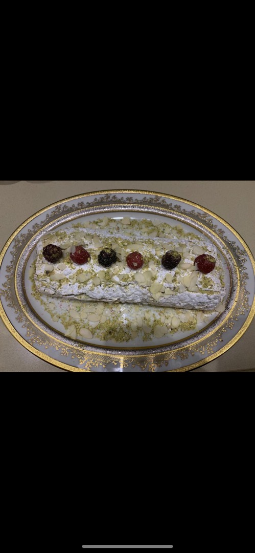 Меренговый рулет с малиной и фисташками