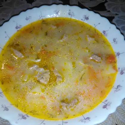 Сырный суп с кусочками мяса