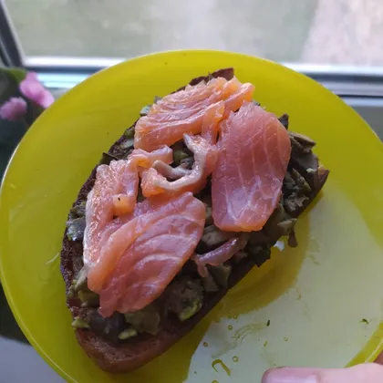 Бутерброд с авокадо и красной рыбой