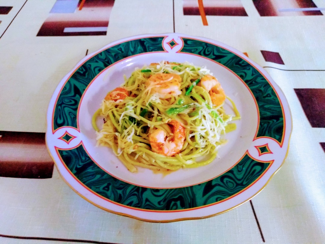 Спагетти с  салатом Чука и креветками