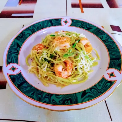 Спагетти с  салатом Чука и креветками